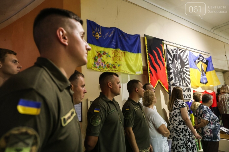 В Запоріжжі показали прапори, привезені з фронту та ті, що пам'ятають події 1991 року, - ФОТОРЕПОРТАЖ