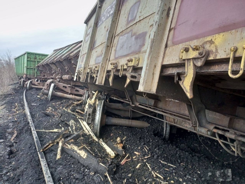 На окупованій Луганщині зійшов з рейок вантажний поїзд з вугіллям, - ФОТО