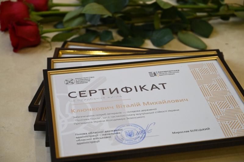 Голова Закарпатської ОВА вручив сертифікати на житло двом родинам ветеранів