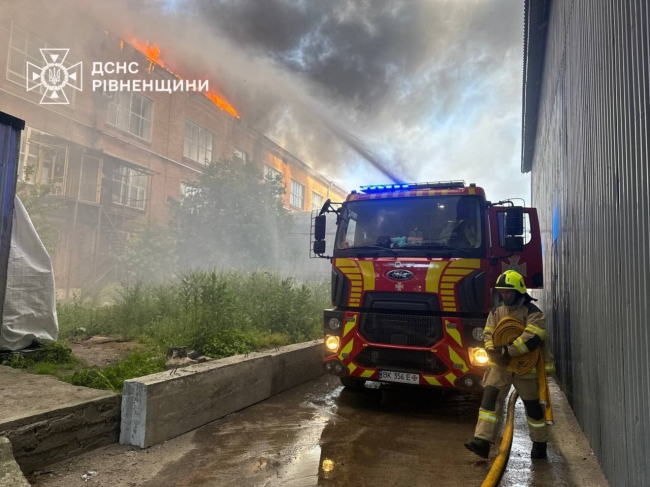 Палає покрівля: про пожежу, яку помітило мало не все Рівне