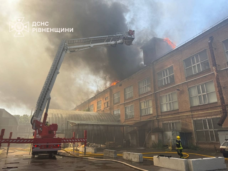 Палає покрівля: про пожежу, яку помітило мало не все Рівне