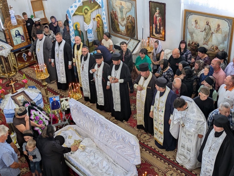 33-річного священника з Рівненщини поховали на подвір`ї храму, де він служив