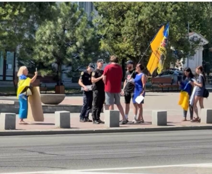 У Запоріжжі чоловік вимагав зупинити акцію на підтримку полонених, бо учасники «заважають спати» його дитині