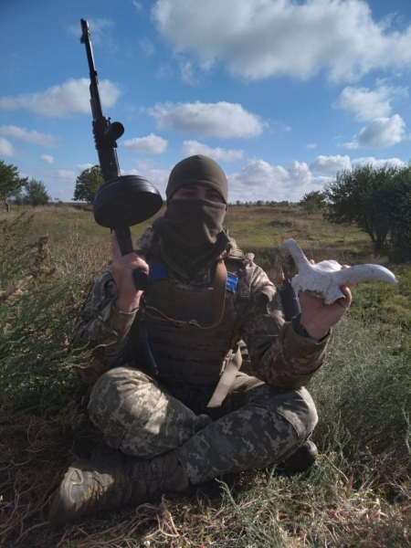 З майна — рюкзак на 60 літрів і автомат. Що думає військовослужбовець-ВПО з окупованого Маріуполя про життя без дому