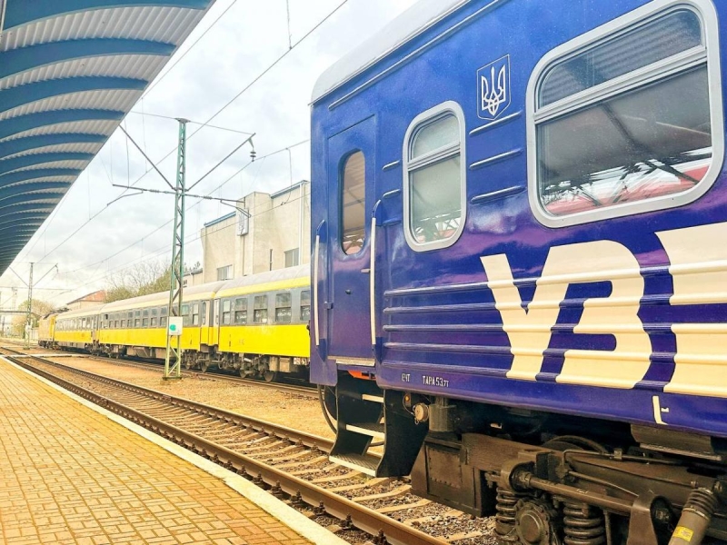 РФ обстріляла залізничну інфраструктуру: "Укрзалізниця" попереджає про тривалі затримки