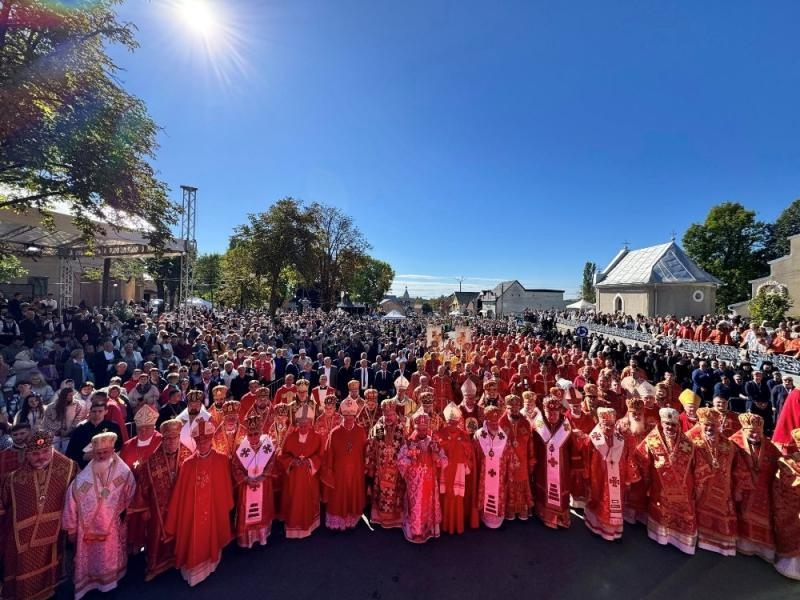 В Ужгороді вклали мощі новопрославленого блаженного Петра Павла Ороса