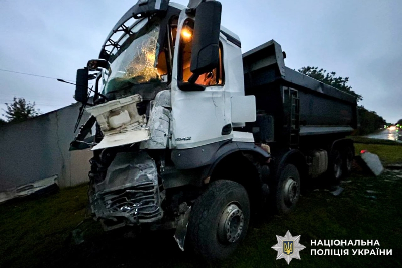 Вантажівка протаранила бетонну стелу «Рівне»