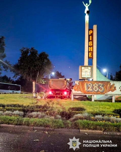 Вантажівка протаранила бетонну стелу «Рівне»