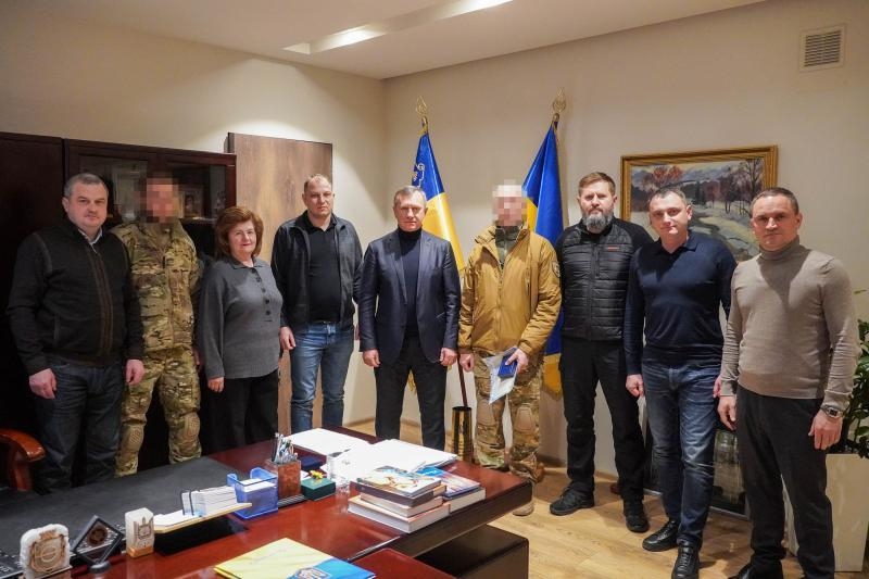 Богдан Андріїв вручив договір дарування на квартиру в Ужгороді поліцейському, який боронив Україну