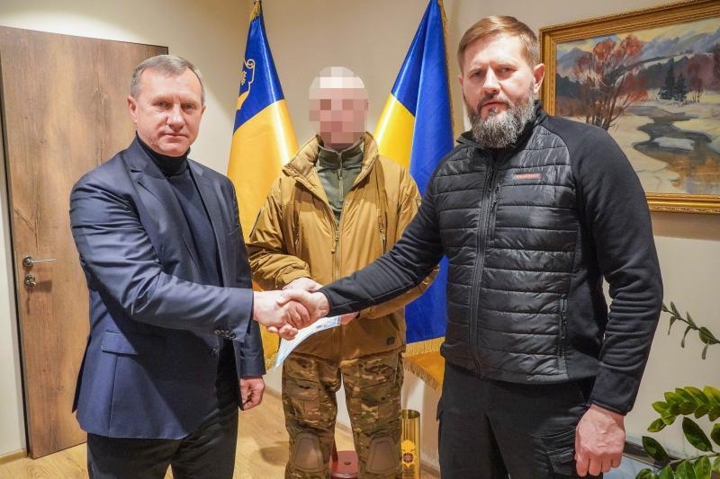 Богдан Андріїв вручив договір дарування на квартиру в Ужгороді поліцейському, який боронив Україну