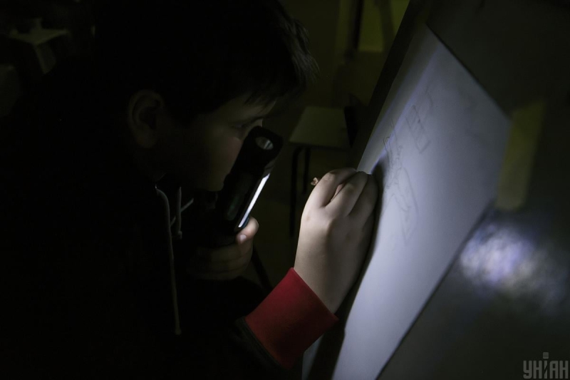 Відключення світла 19 грудня: коли не буде світла у п'ятницю