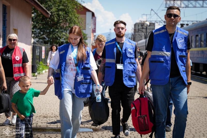 Черговий евакуаційний потяг привіз на Закарпаття дві родини з Донеччини