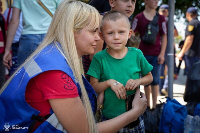 Черговий евакуаційний потяг привіз на Закарпаття дві родини з Донеччини