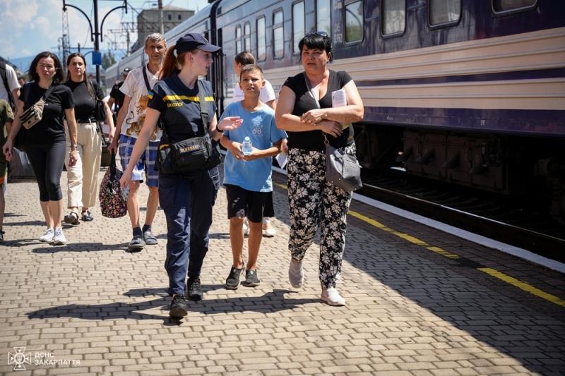 Черговий евакуаційний потяг привіз на Закарпаття дві родини з Донеччини