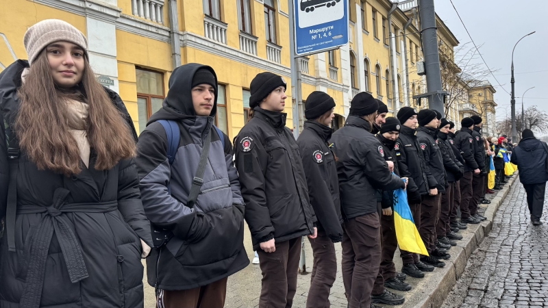 Вінничани утворили «живий ланцюг» у центрі міста до Дня Соборності України